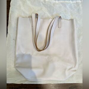 NWOT designer Redondo Frydman Elegant cream leather Shoulder Bag, never used.
